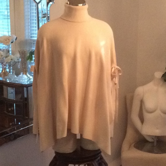 NEW cream turtleneck cape w/bows one size - Picture 6 of 8